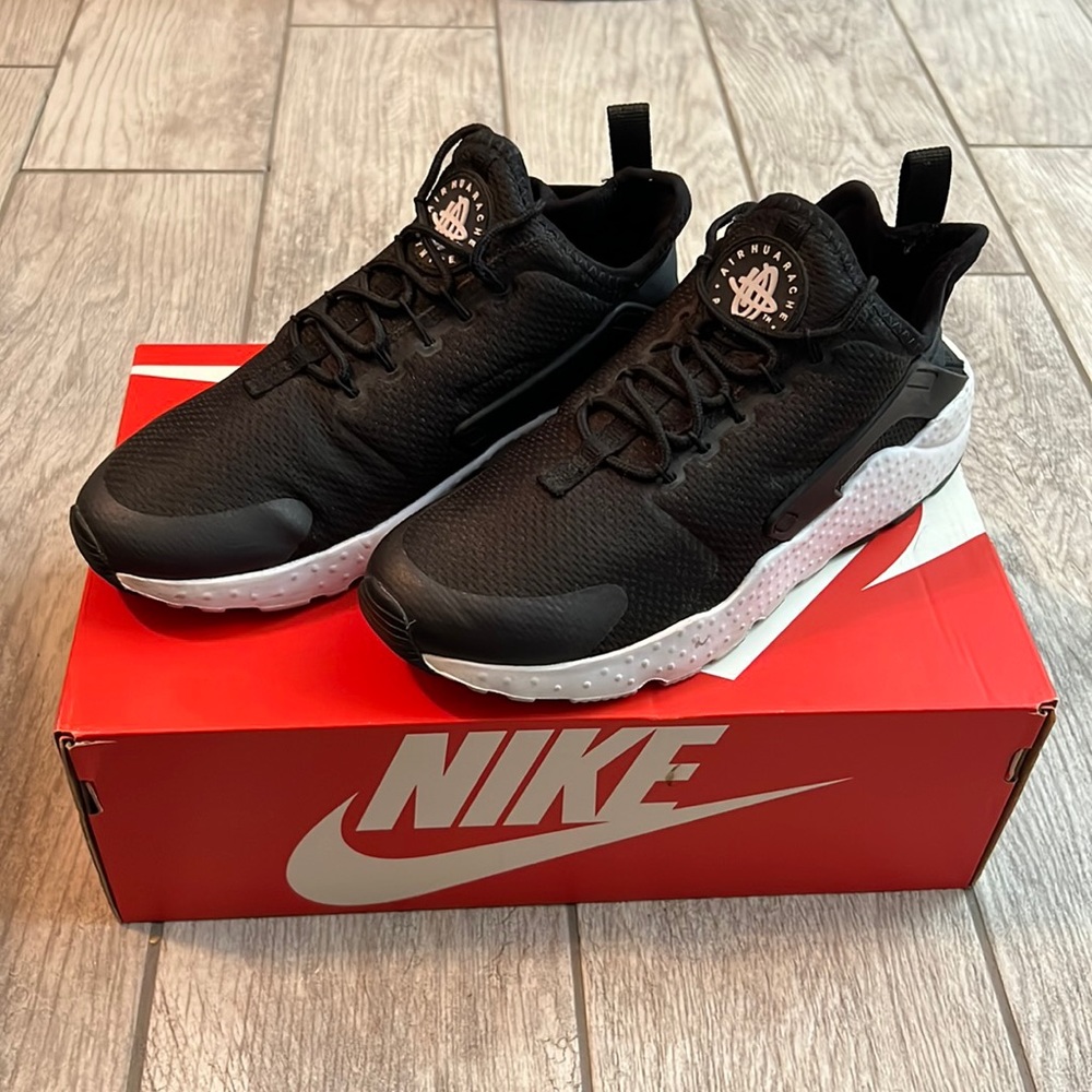 WMNS AIR HUARACHE RUN ULTRA SIZE 8 BLACK